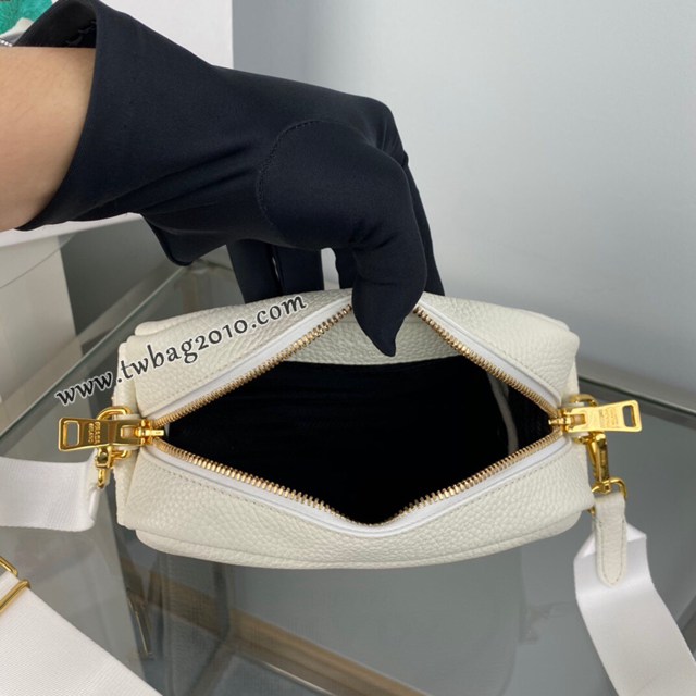 Prada專櫃新款小號雕花logo斜跨包 1BH187 普拉達小牛皮休閒肩背女包 csp1680
